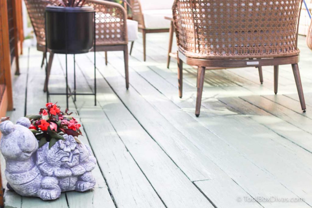 How to Stain Your Deck + Olympic Stain_TimishaPorcher_ToolBoxDivas (78